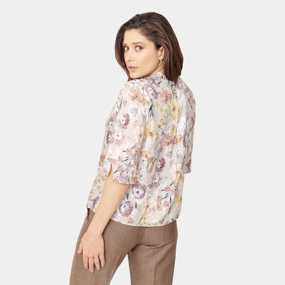 Blusa abierta con dealle de olán en el cuello Vitos