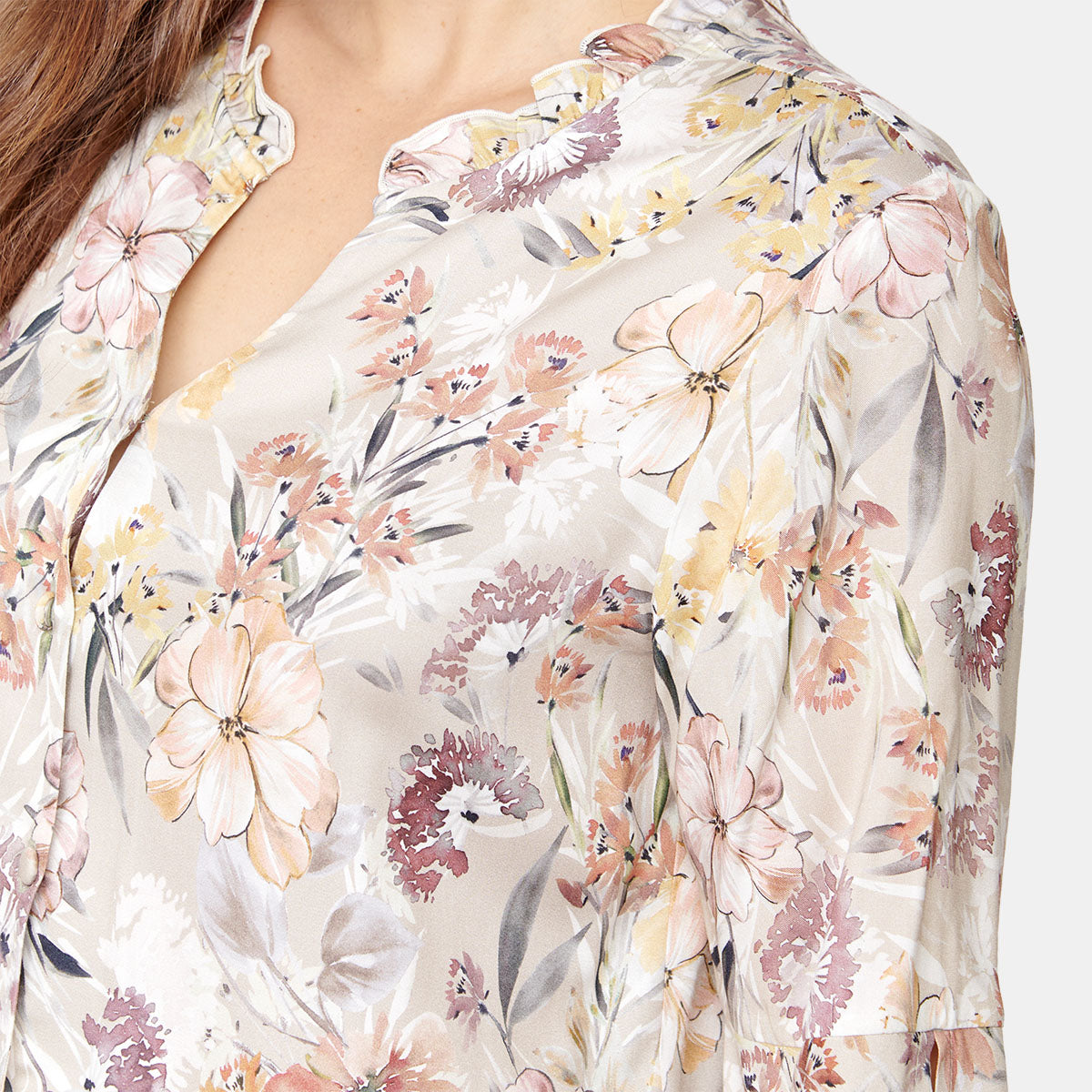 Blusa abierta con dealle de olán en el cuello Vitos