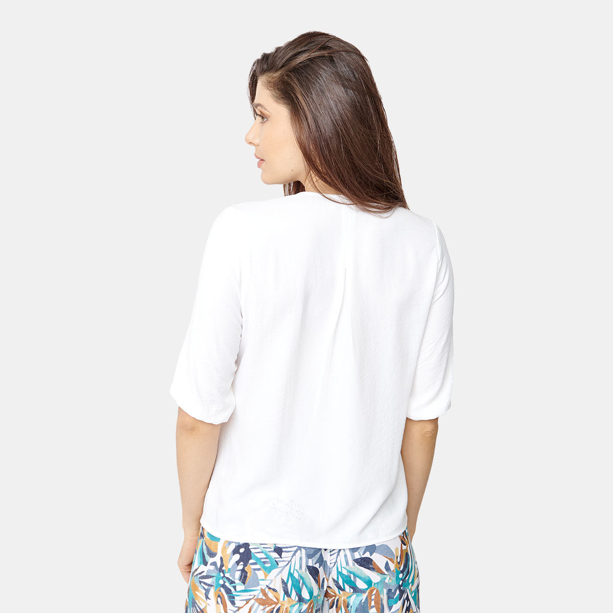 blusa blanca con detalles bordados al frente y mangas 3/4 para damas marca Vitos