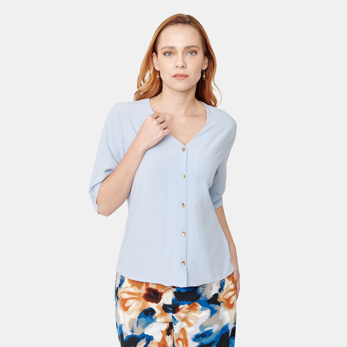 Blusa abierta con botones y escote V en color azul cielo para dama Vitos