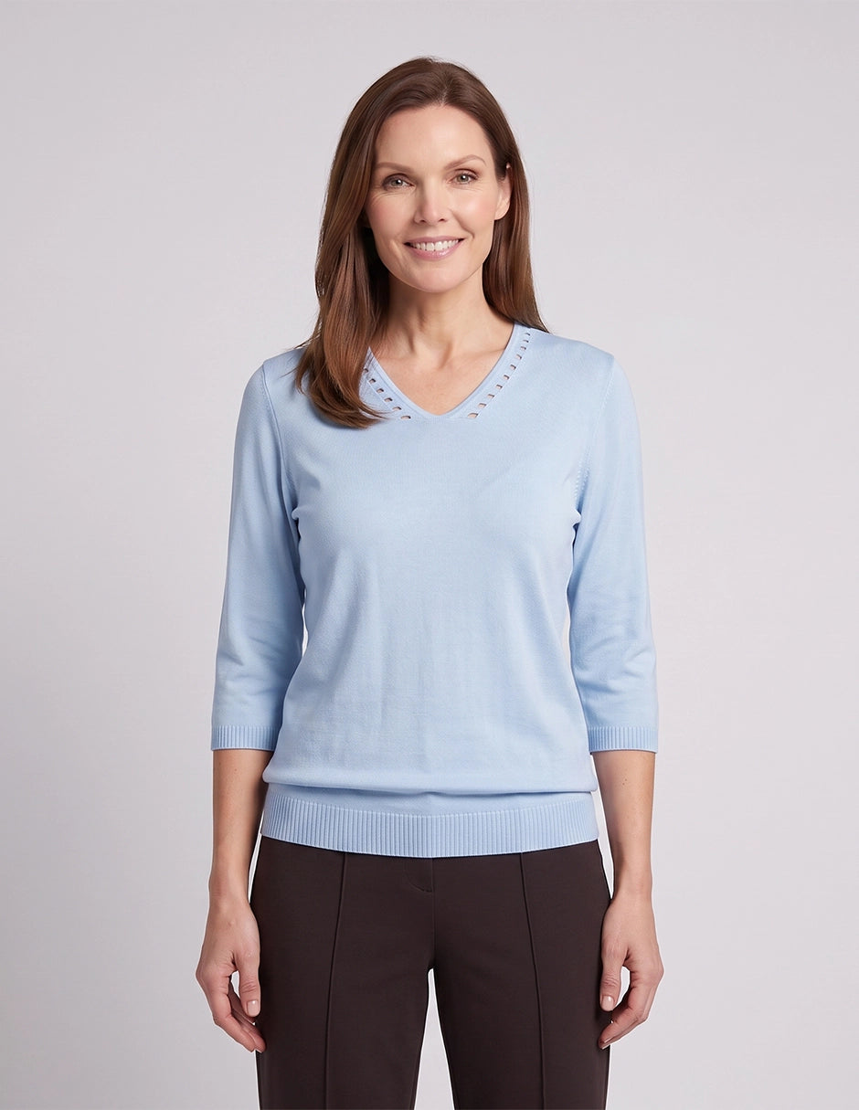 Blusa punto escote V calado manga 3/4, color cielo - Vitos