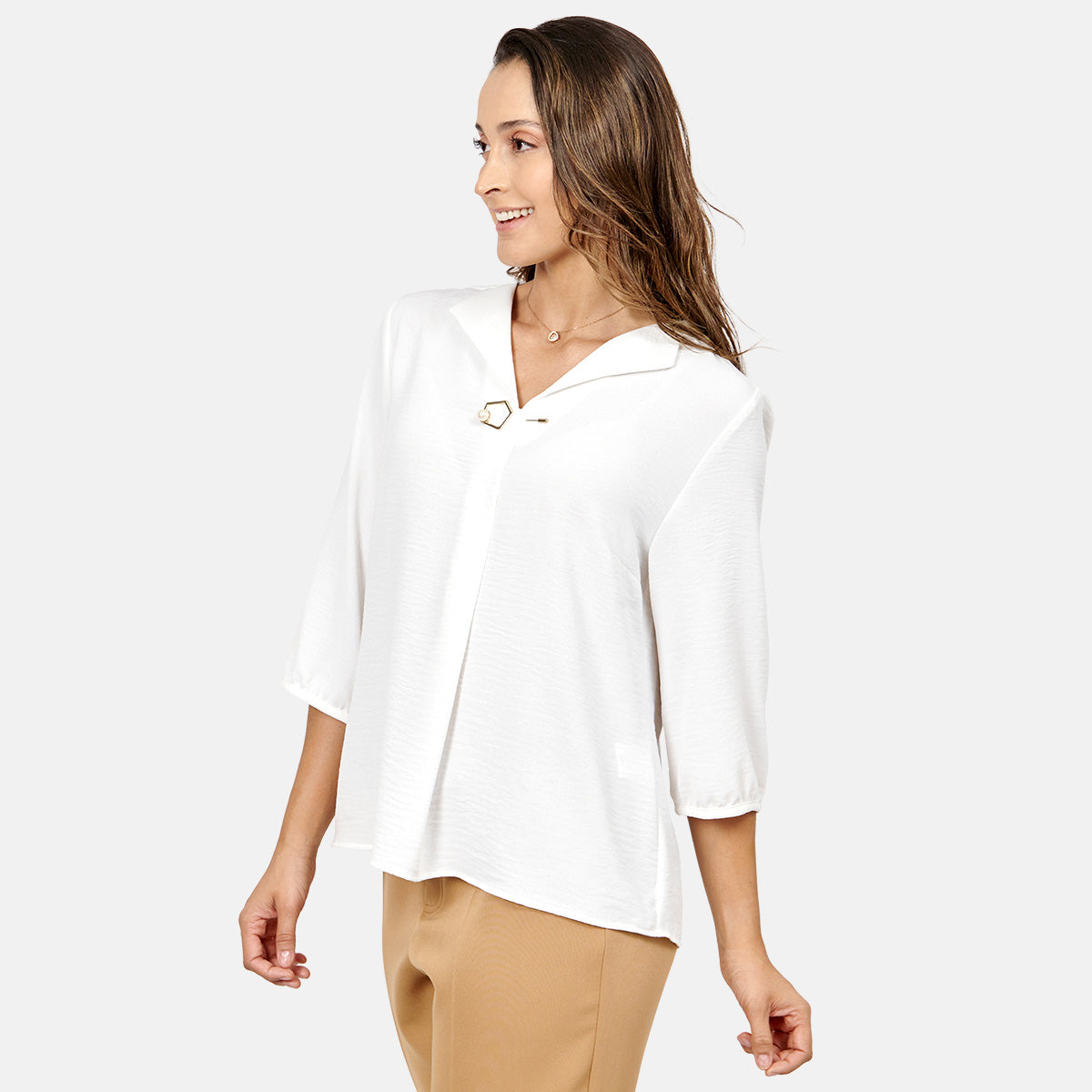 Blusa cuello V con broche Bernal