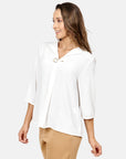 Blusa cuello V con broche Bernal