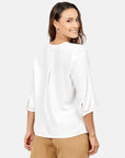 Blusa cuello V con broche Bernal