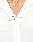 Blusa cuello V con broche Bernal