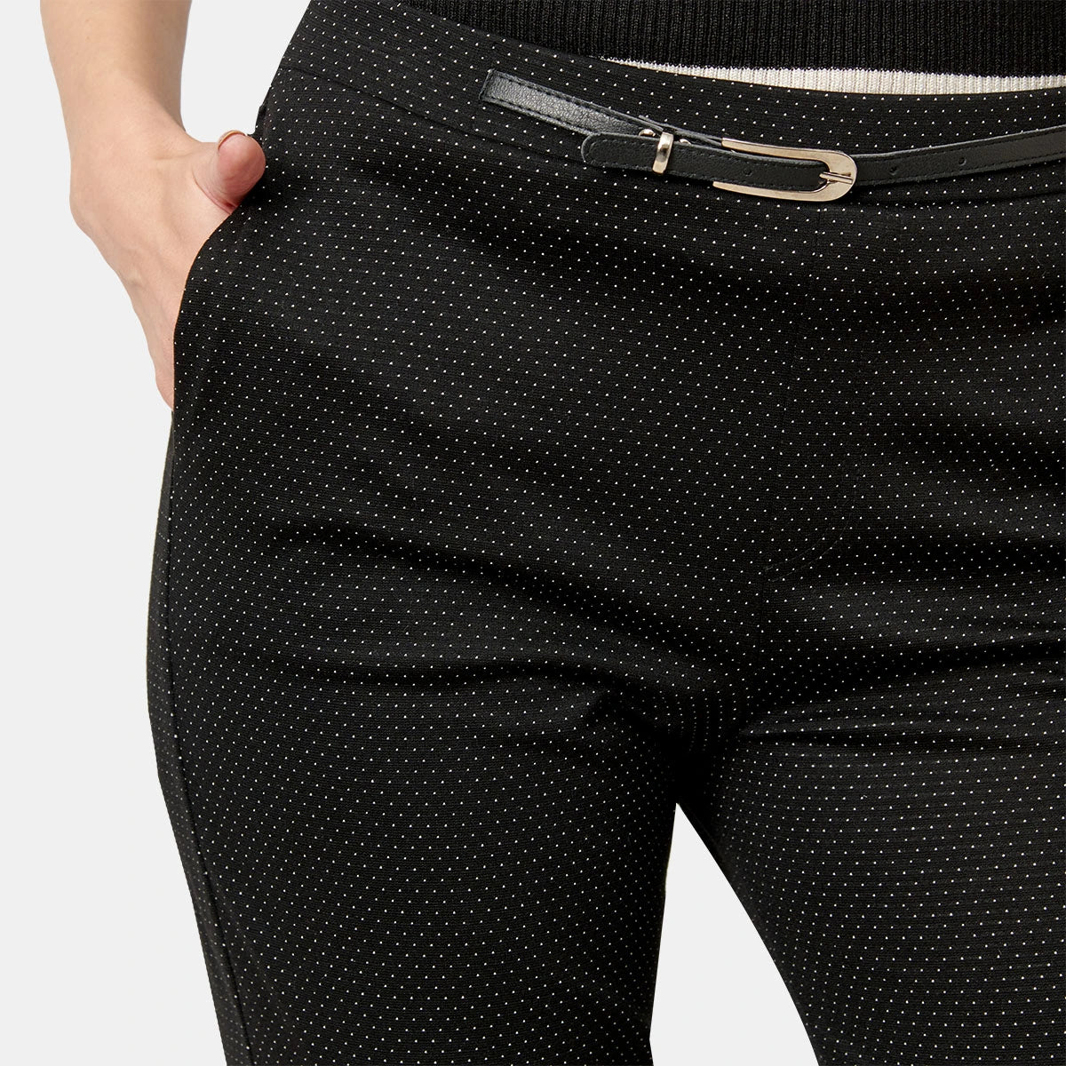 Pantalón recto con simulacion de cinturon Perla Negra
