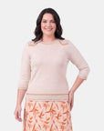 V68401 - Blusa con  puntada Keisha Curvy