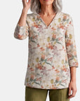 Blusa estampado cuello v complementos estampados