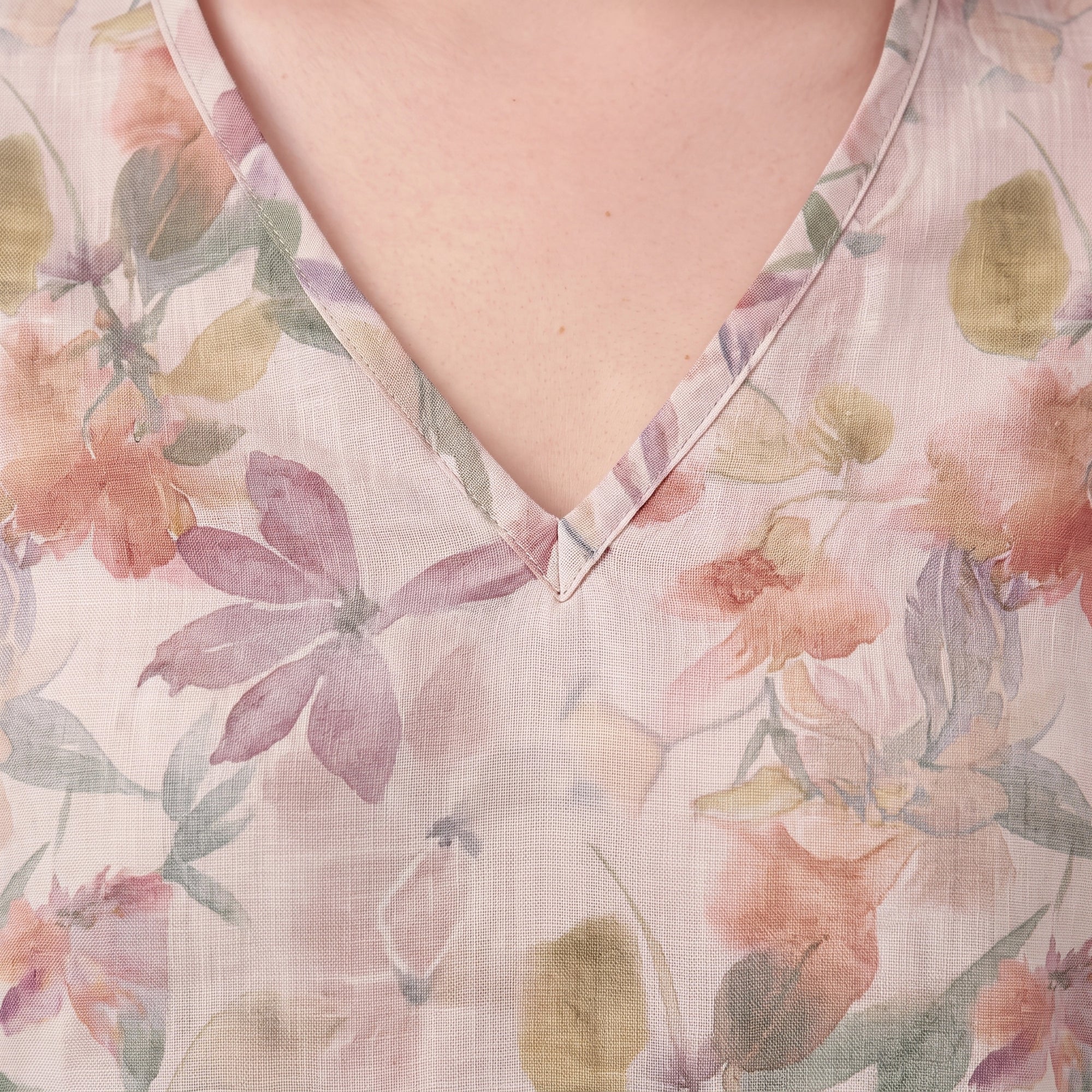 Blusa estampada cuello  v Curvy