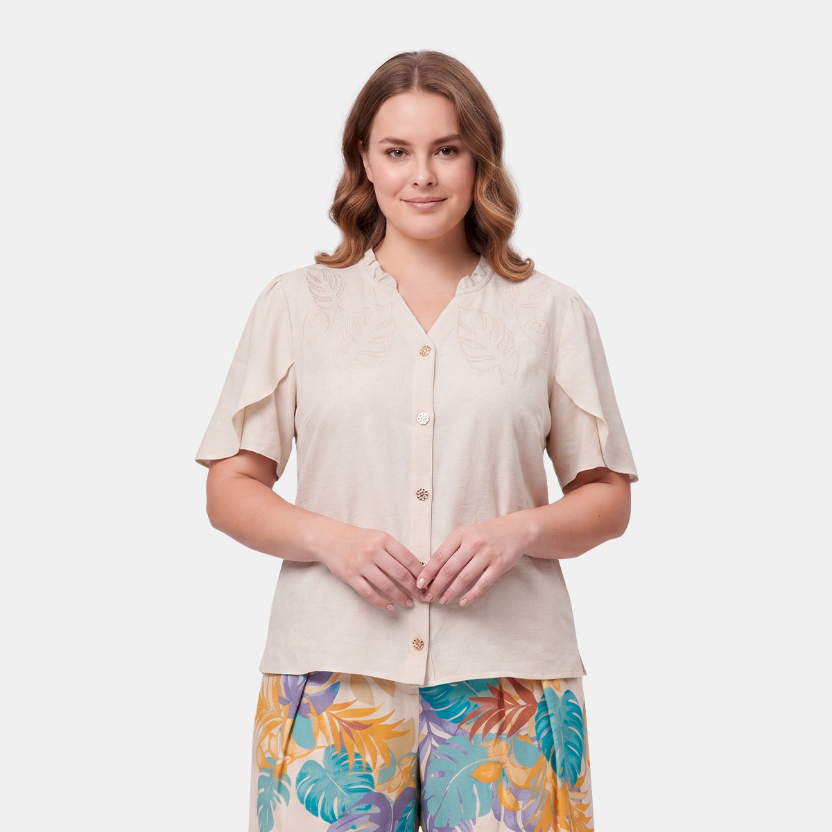 V68302 - Blusa abertura con bordado Catalina Curvy