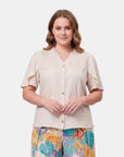 V68302 - Blusa abertura con bordado Catalina Curvy