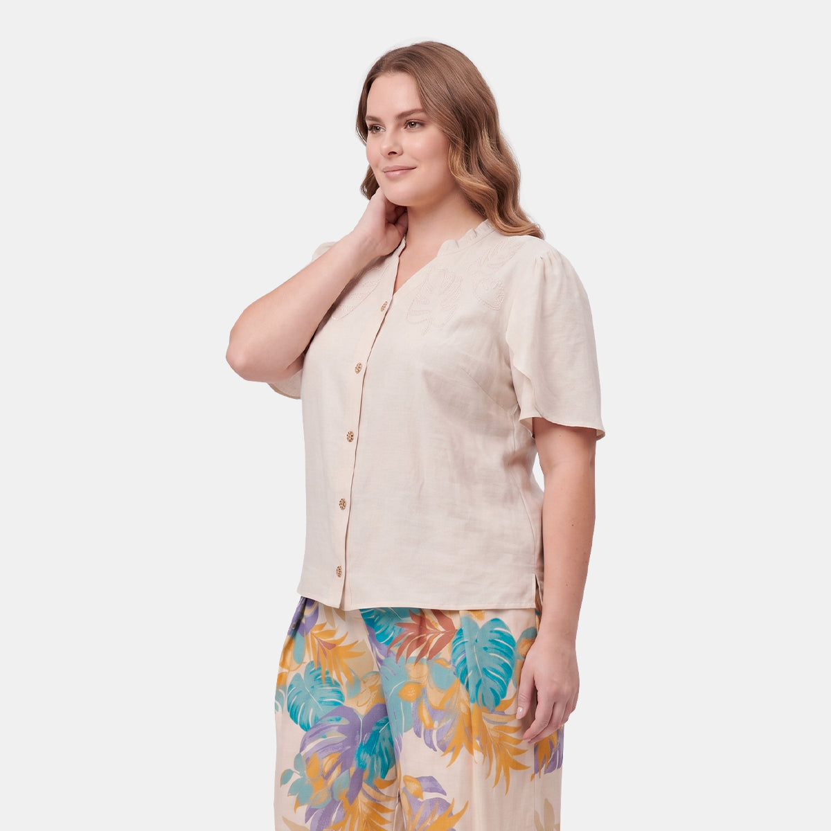 V68302 - Blusa abertura con bordado Catalina Curvy