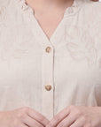 V68302 - Blusa abertura con bordado Catalina Curvy