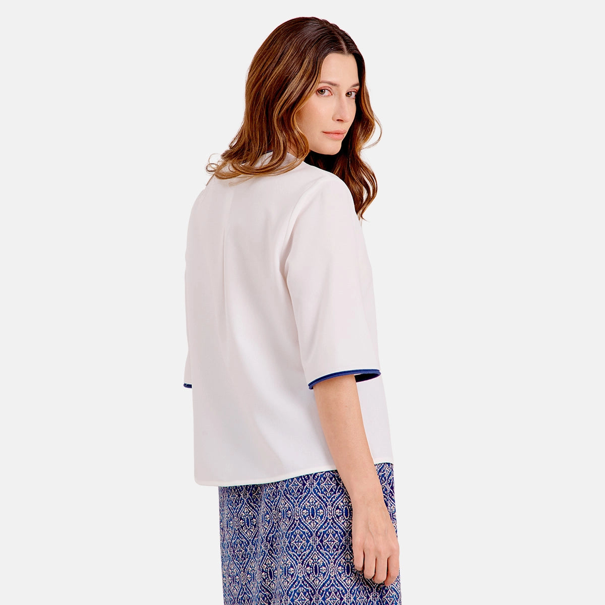 Blusa con bordado Reina